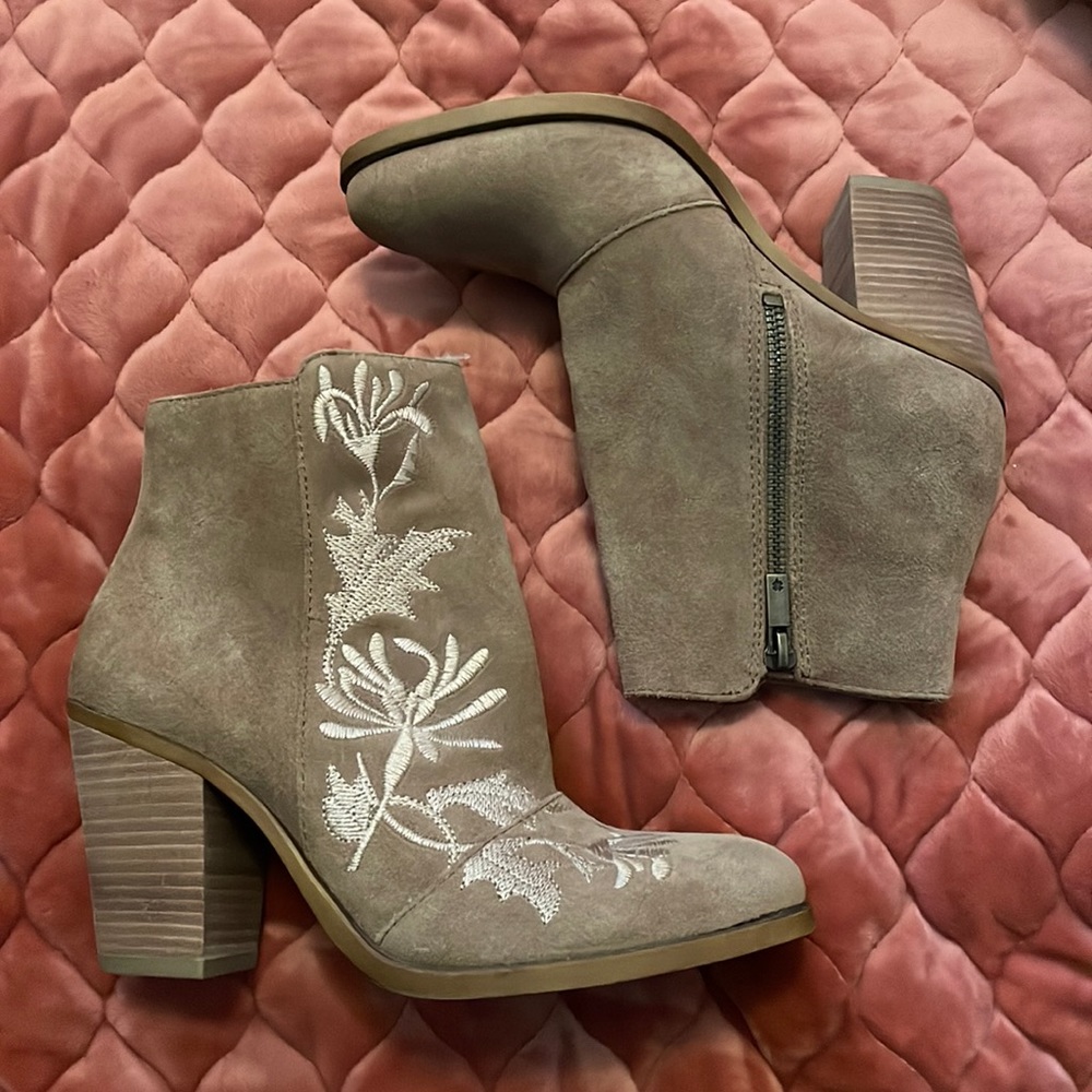 NWOT Lucky brand Eleanor flower embroidered boots